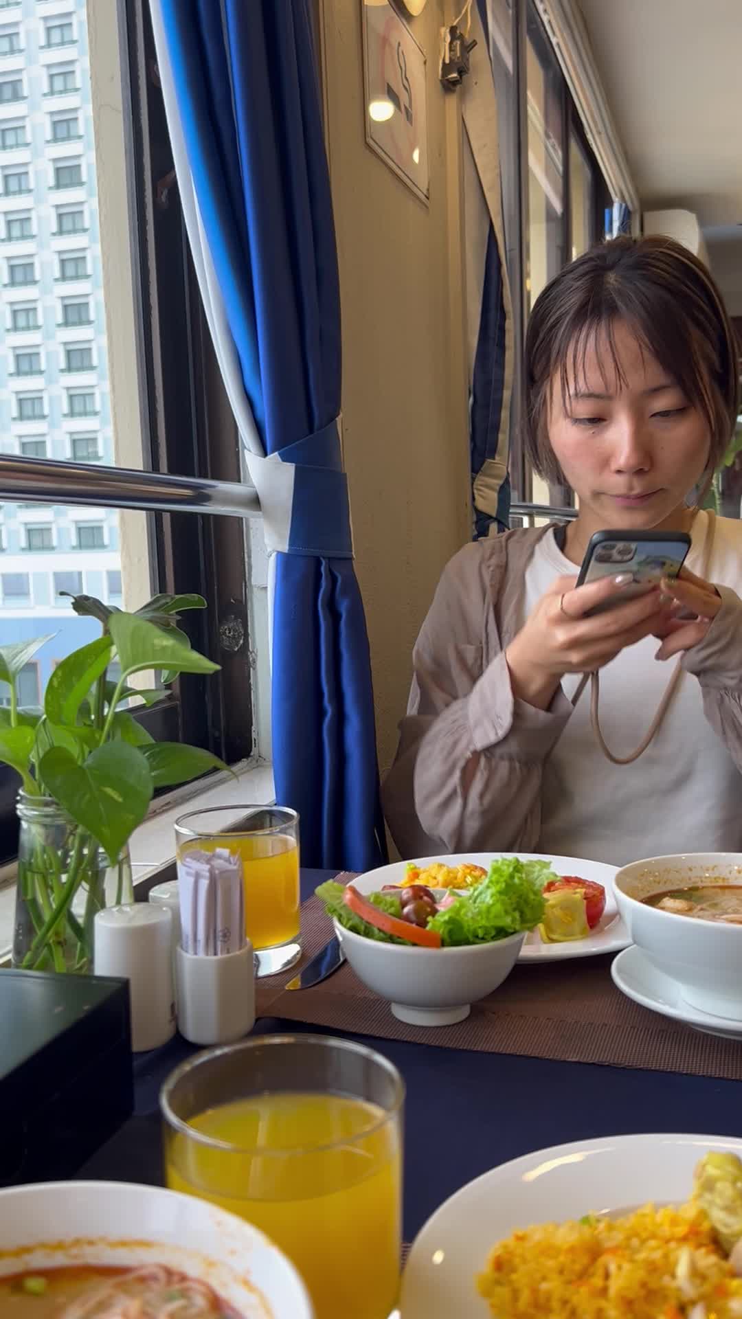 ご飯を撮る様子