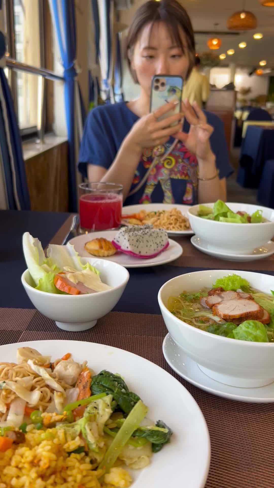 ご飯を真剣に撮影する様子