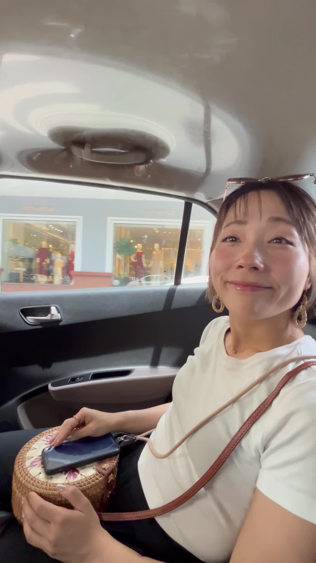 タクシーで移動中