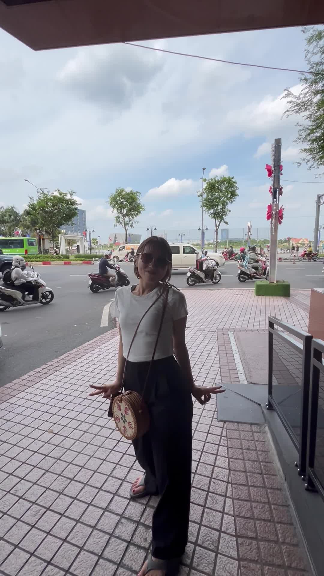 ちょっと低めに両手ピース