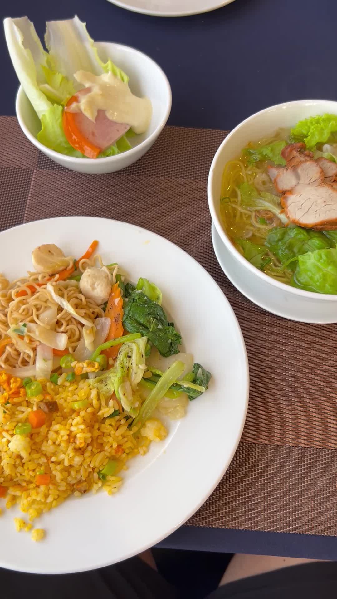 テーブルの上のご飯