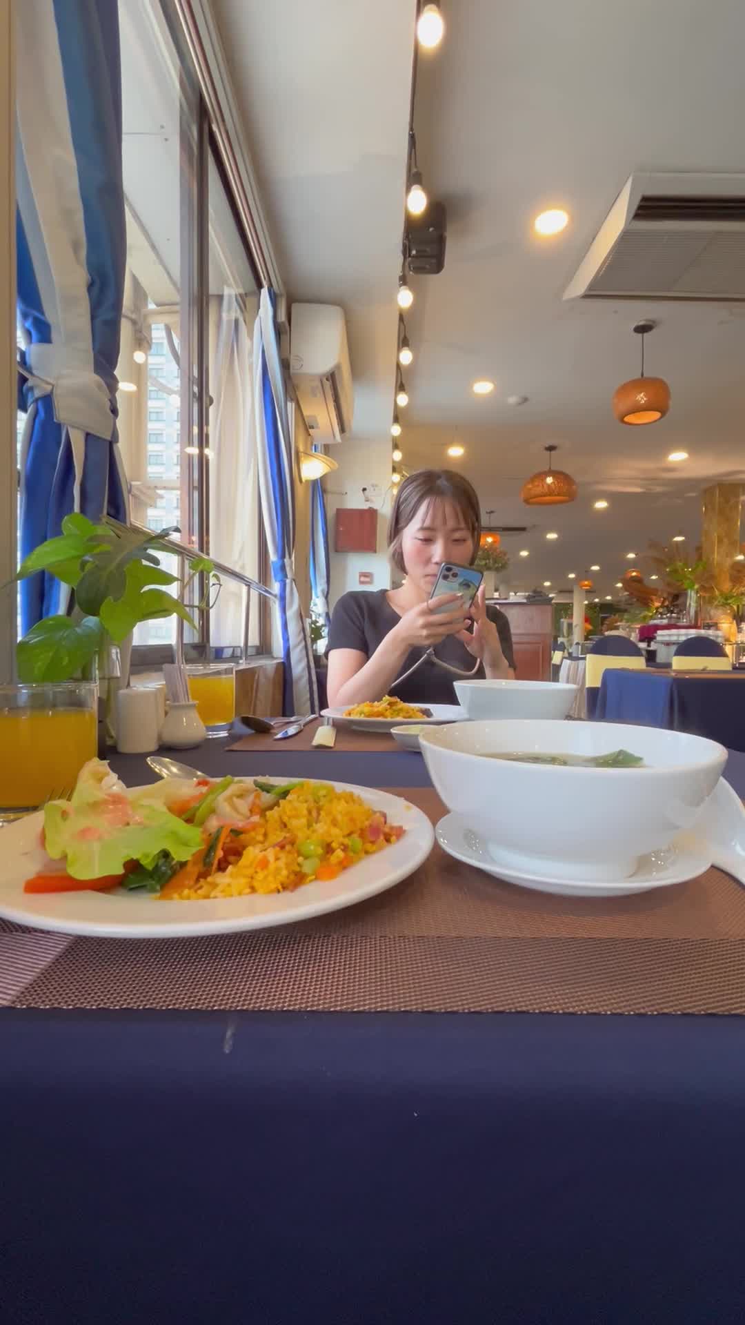 どの画角で撮ろうか悩む様子