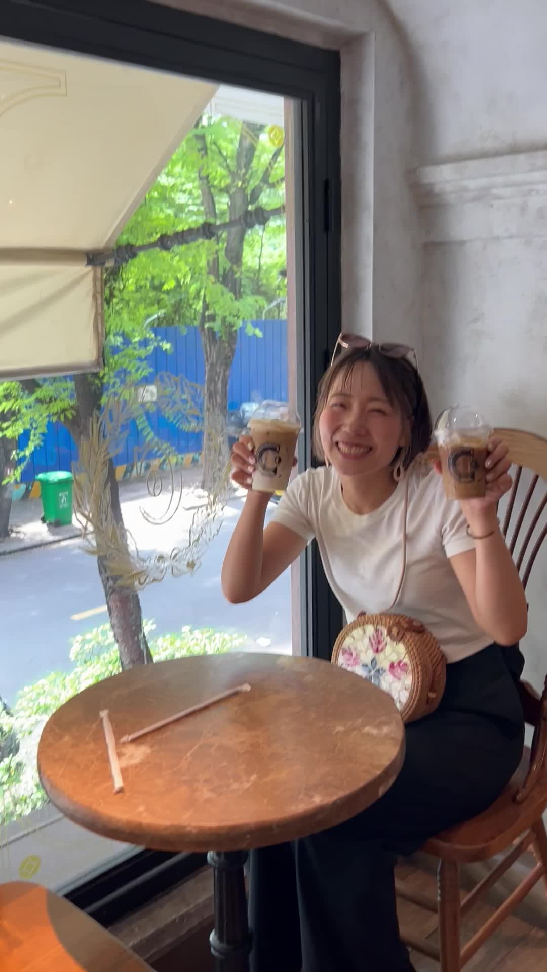 ドリンク両手にピース