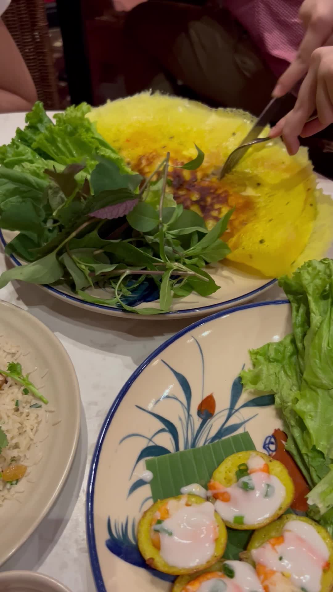 ナイフとフォークで切る様子