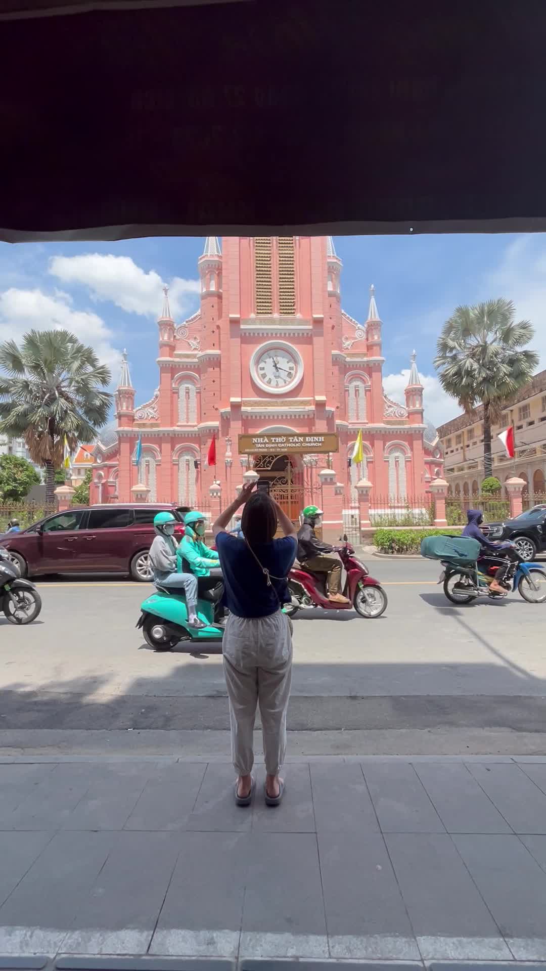 ピンクの建物を撮影中