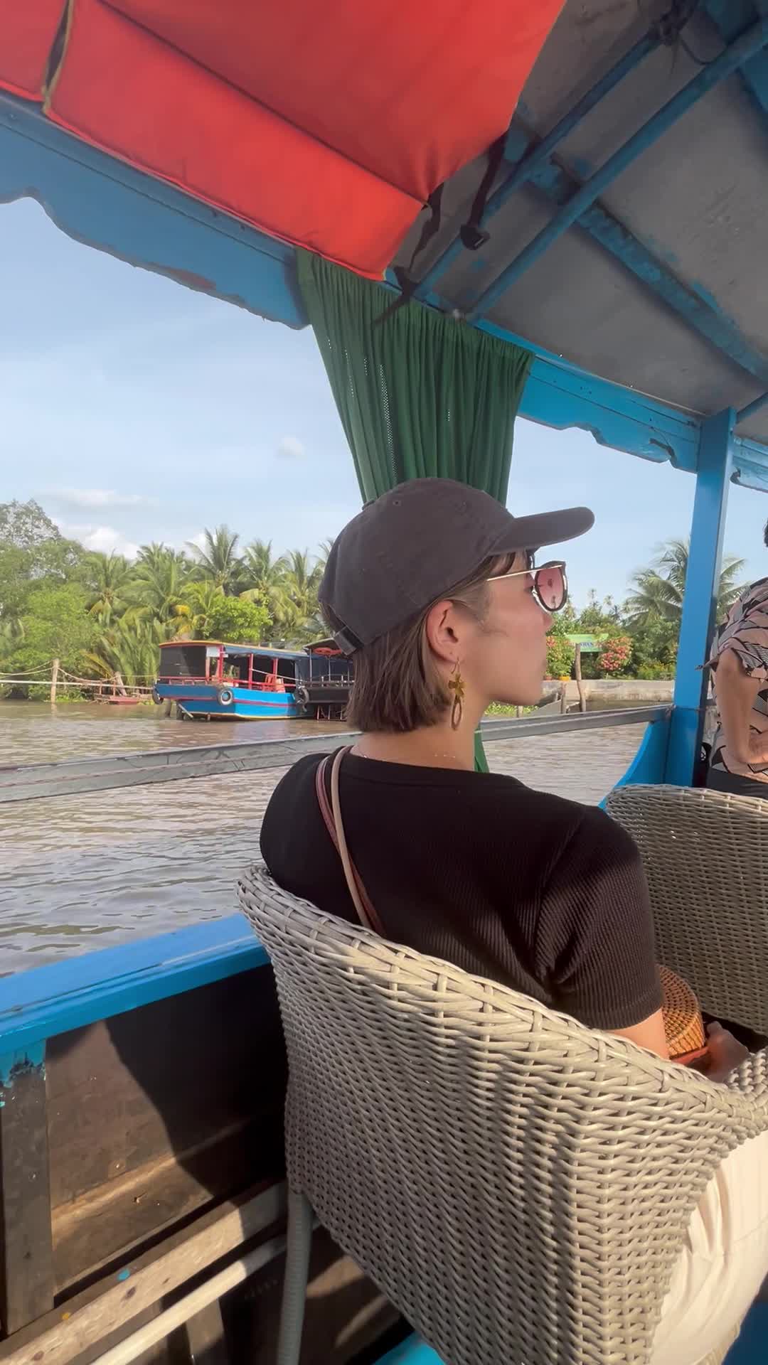 船でゆっくり進む様子