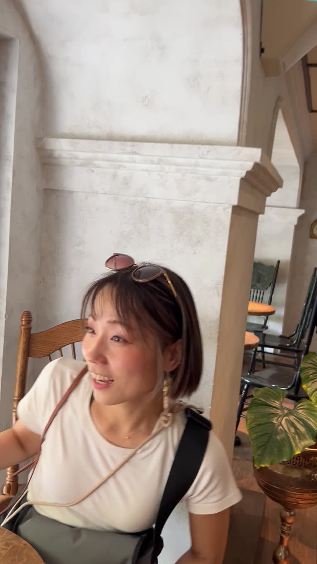 椅子によいしょっと座る様子