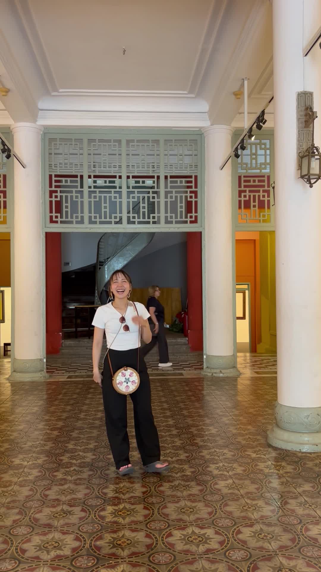 遠目で立ち尽くす様子