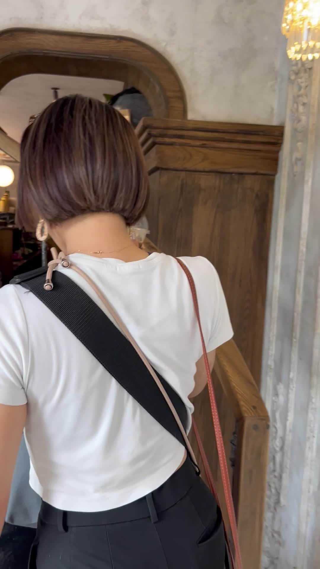 ドリンク片手に階段を上がる様子