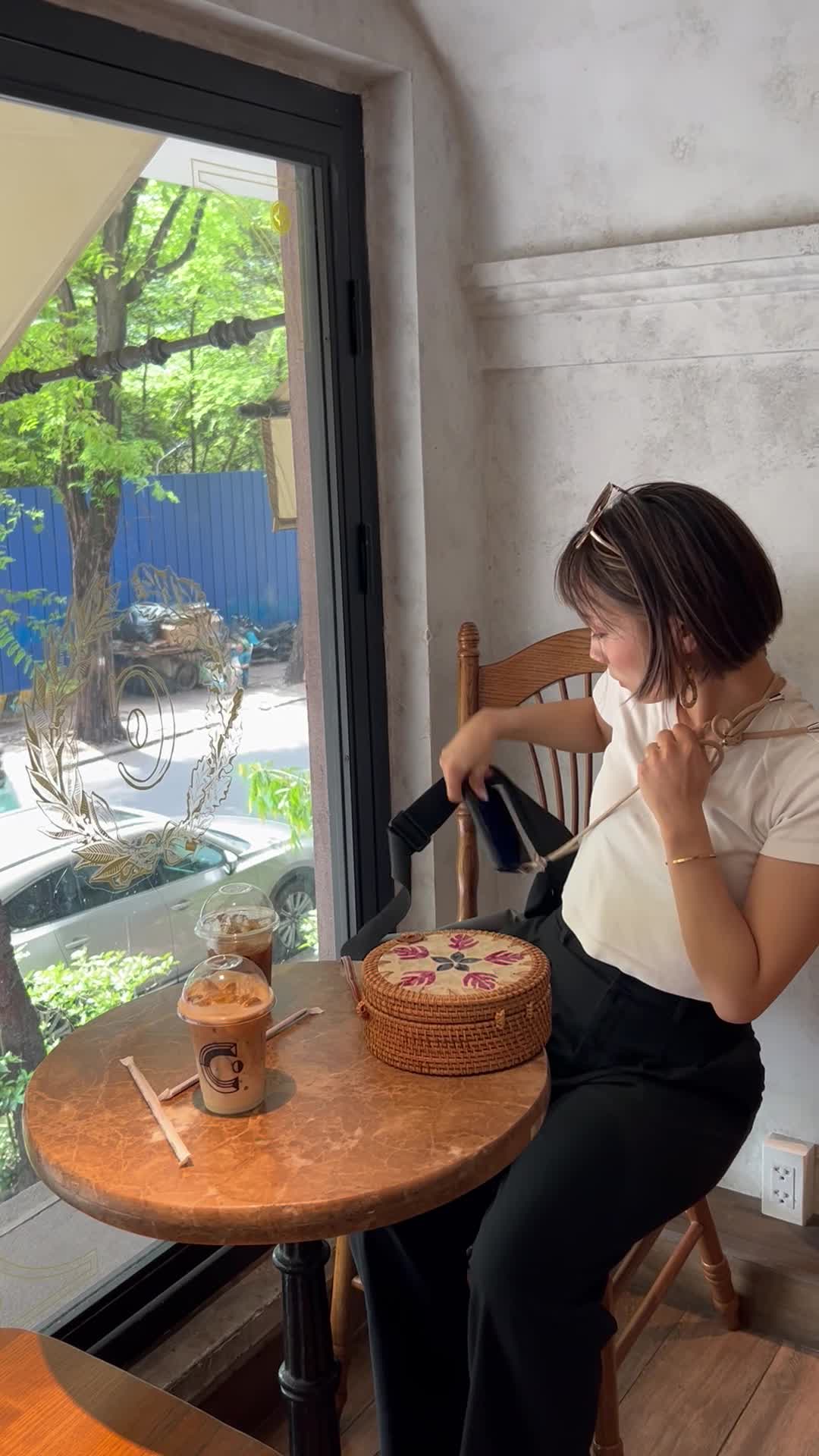 携帯のストラップを直す様子