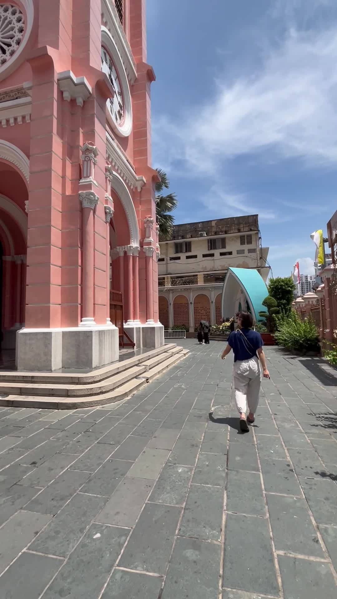 建物の周りを歩く様子