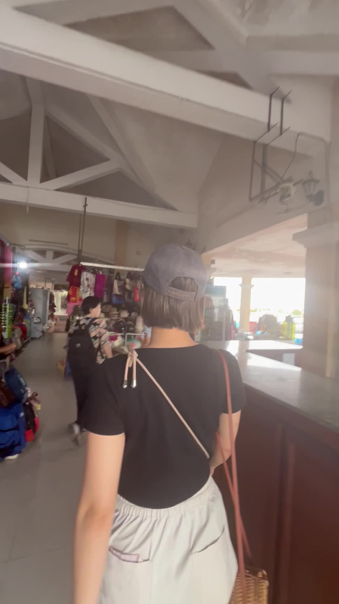 船乗り場に向かう様子