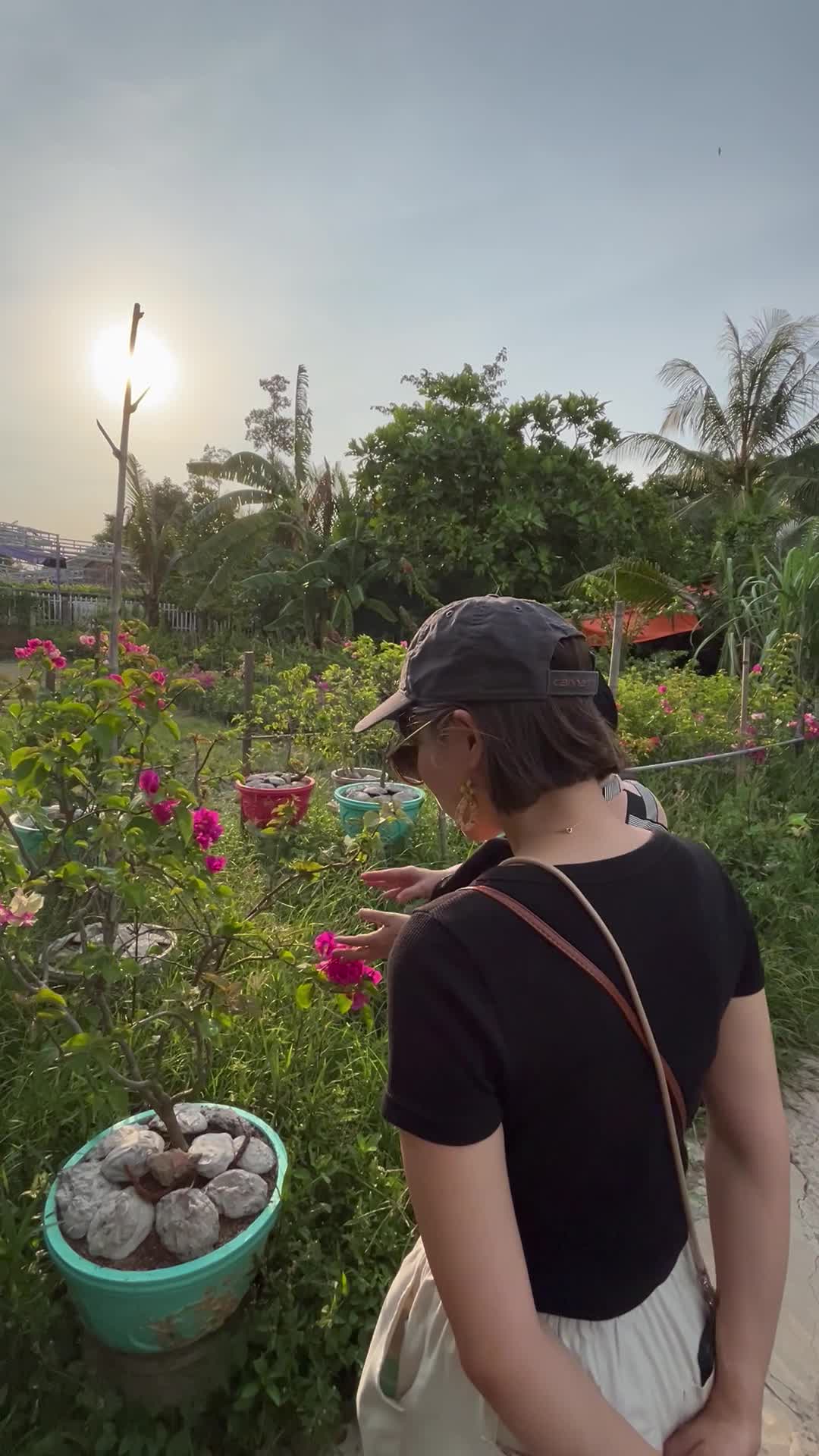 ガイドさんに植物の説明を受ける様子