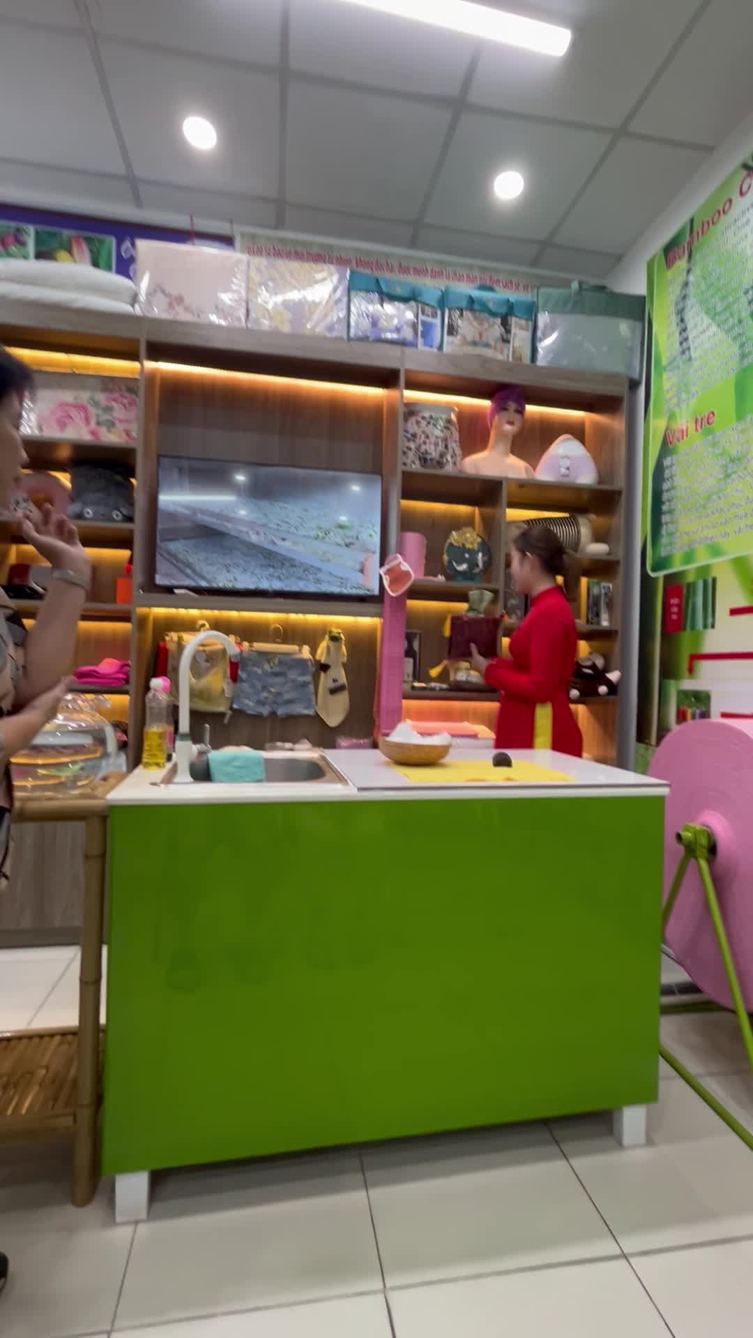 お店の人の説明をガイドさんと一緒に聞く様子