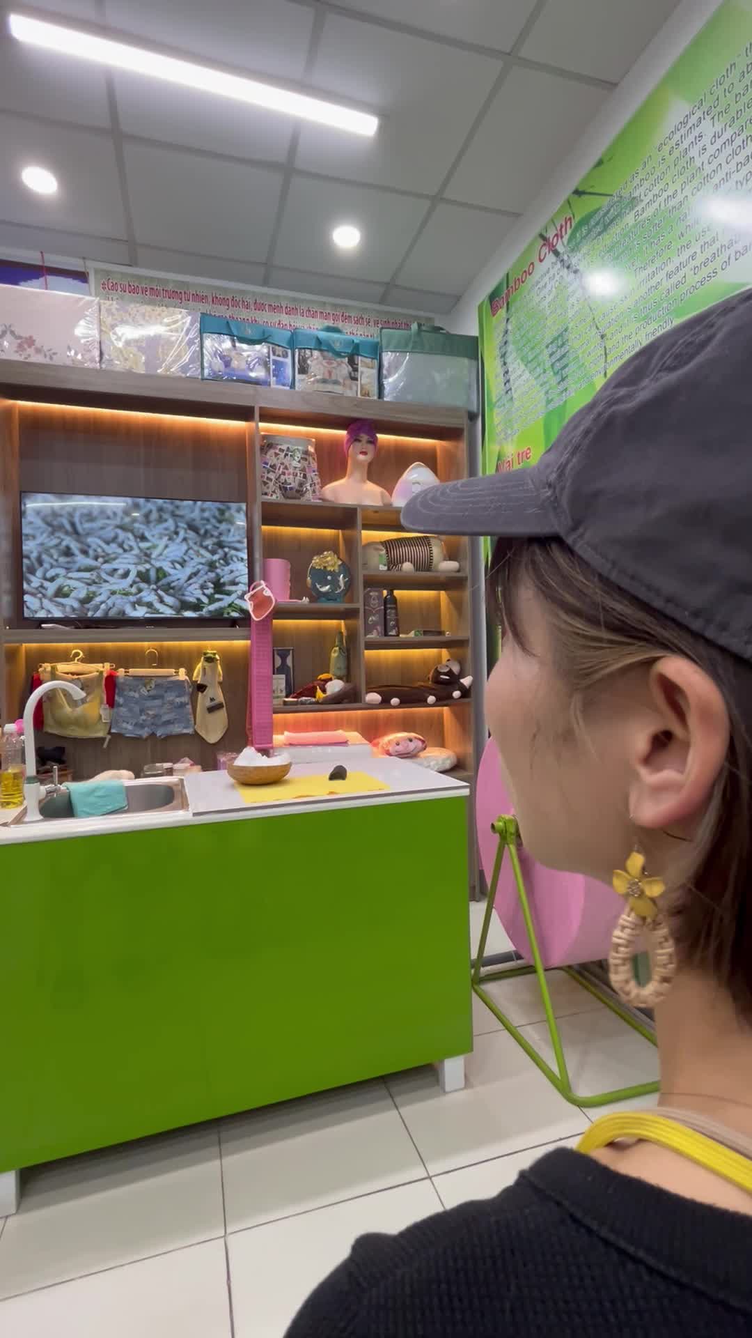 お店の人の説明をガイドさんと一緒に聞く様子2