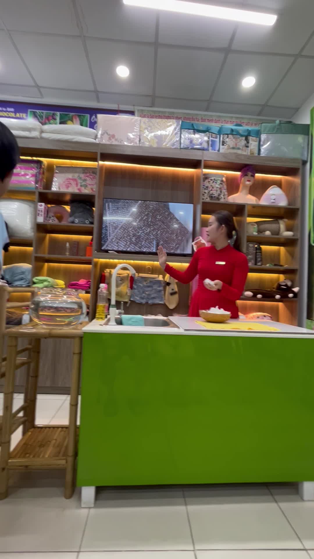 お店の人の説明をガイドさんと一緒に聞く様子3