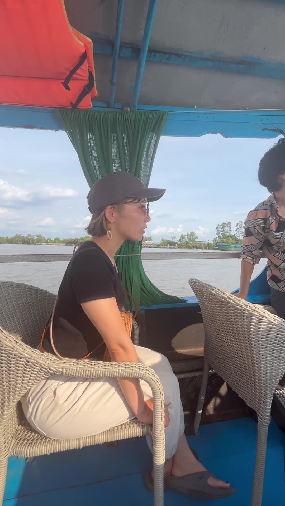 船の上でガイドさんの説明を聞く様子