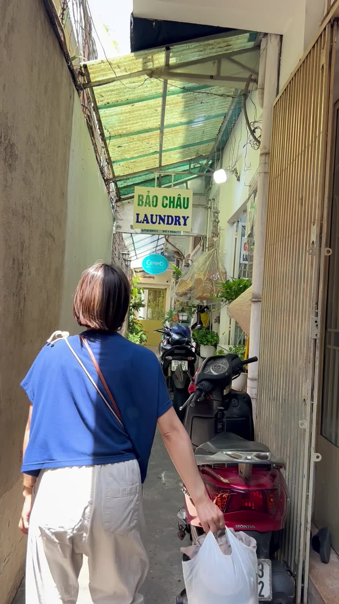 細い道を歩く様子