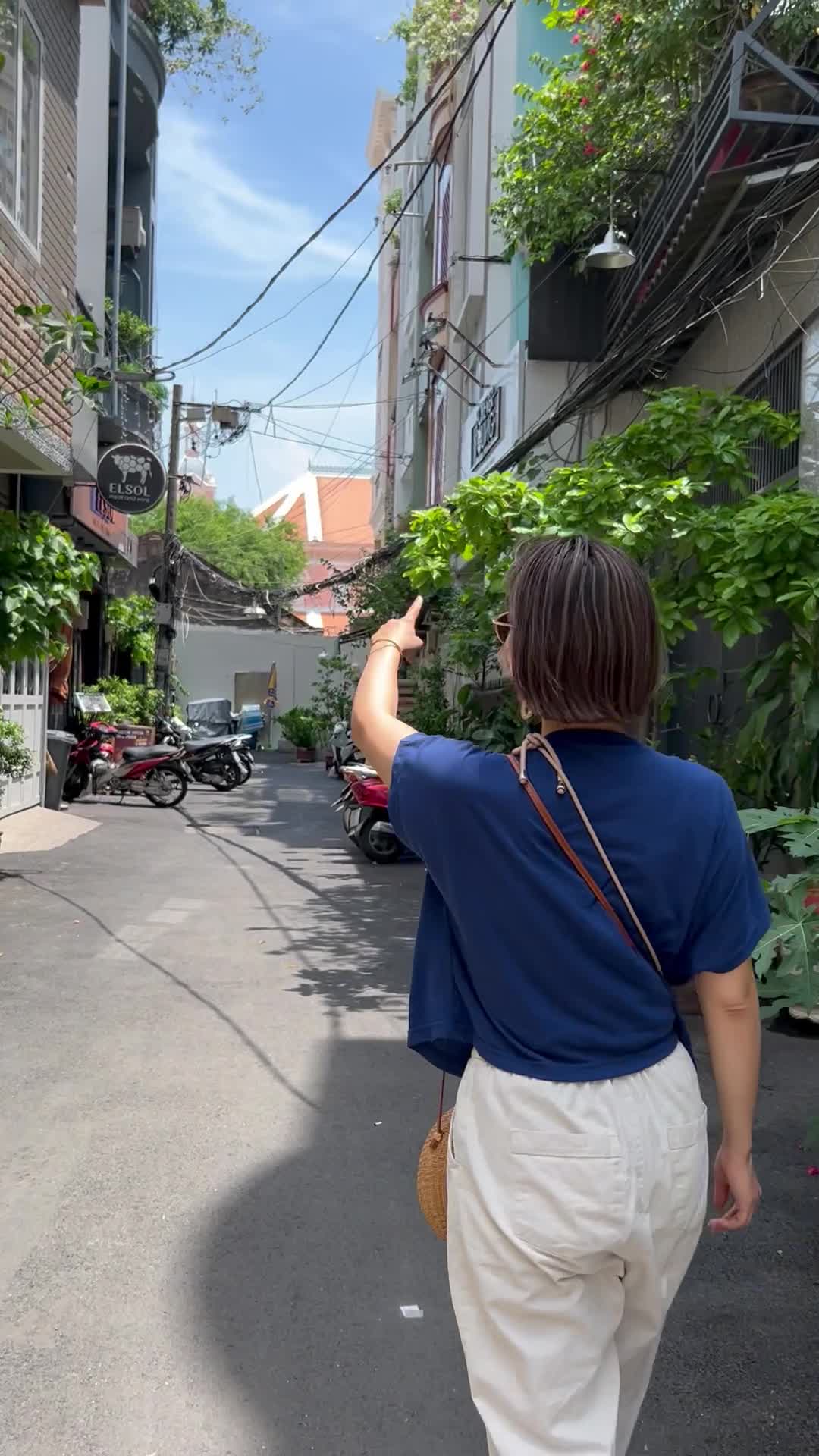 次の目的地に向かって歩く様子