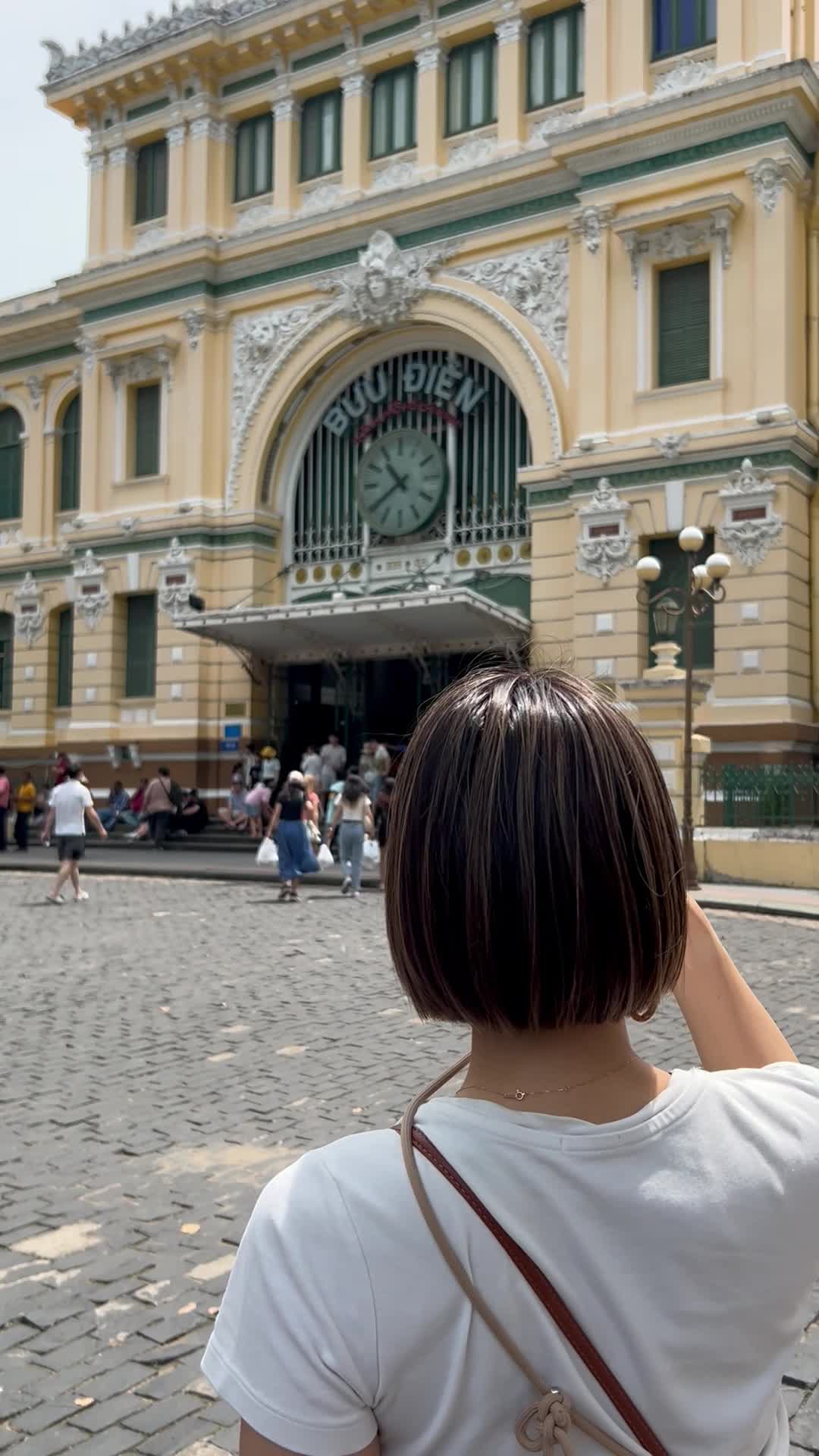 建物の写真を撮る様子