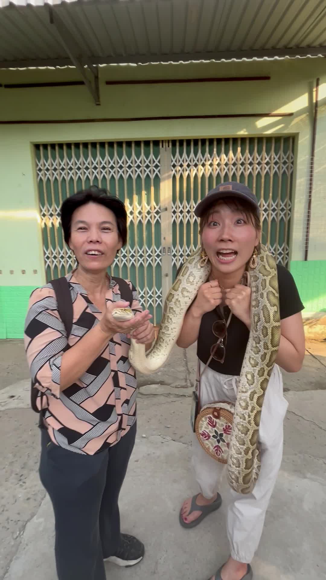 蛇を首に巻いてみた