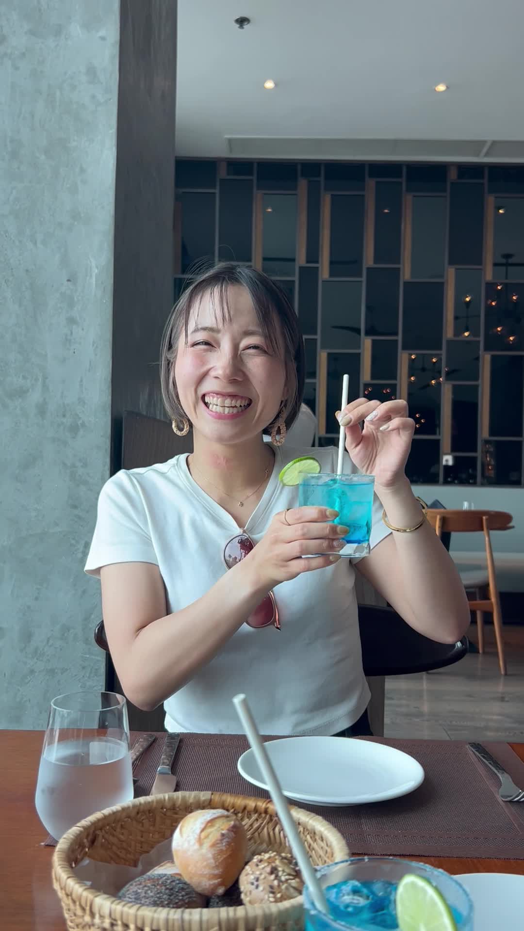 青すぎるドリンク