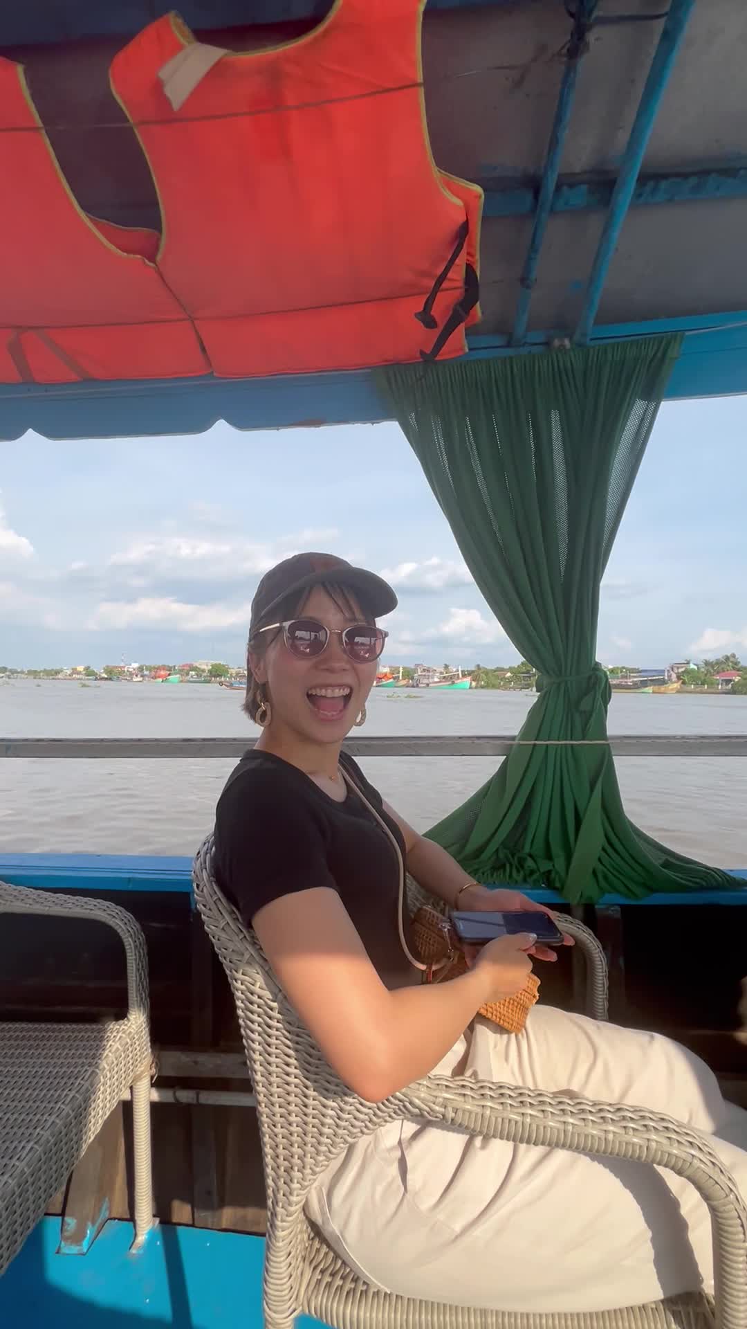 船に乗って移動中