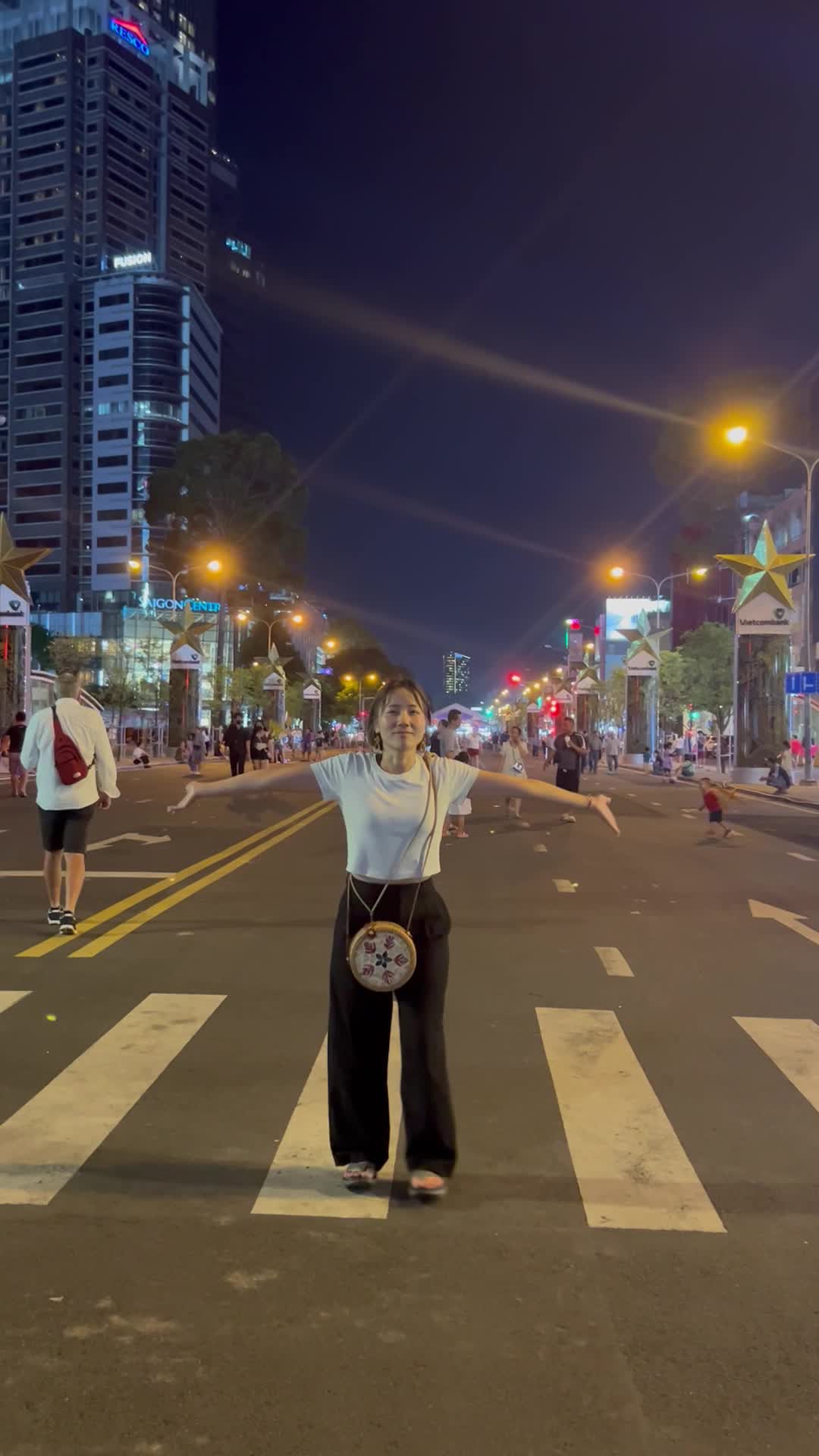 道路でバンザイポーズ！