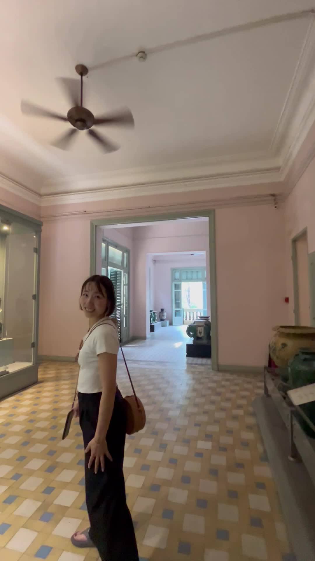 部屋に吸い込まれていく様子