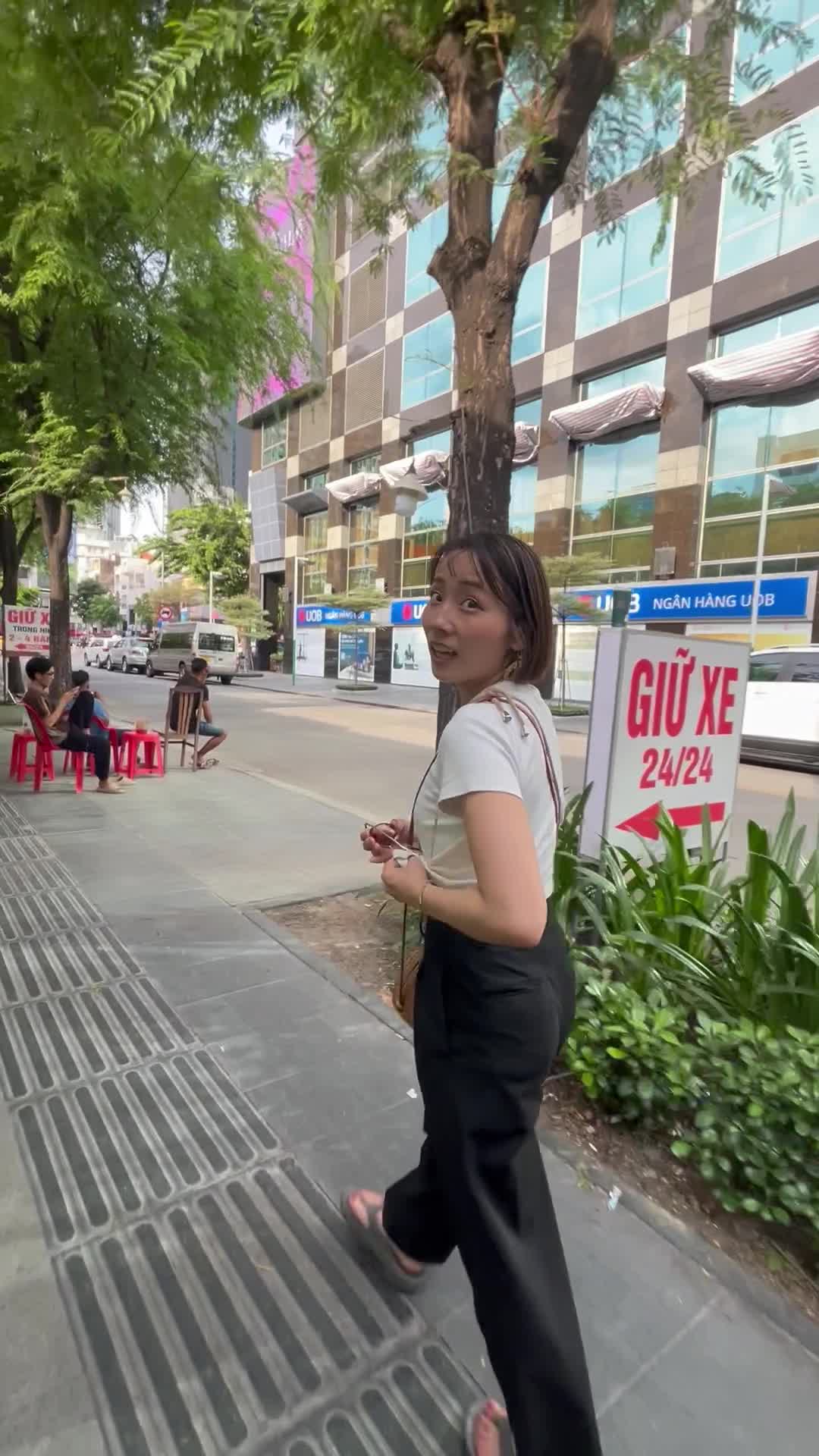 歩きながら話す様子