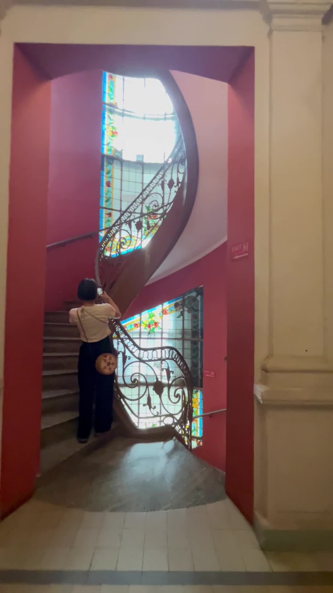 螺旋階段を撮影する様子