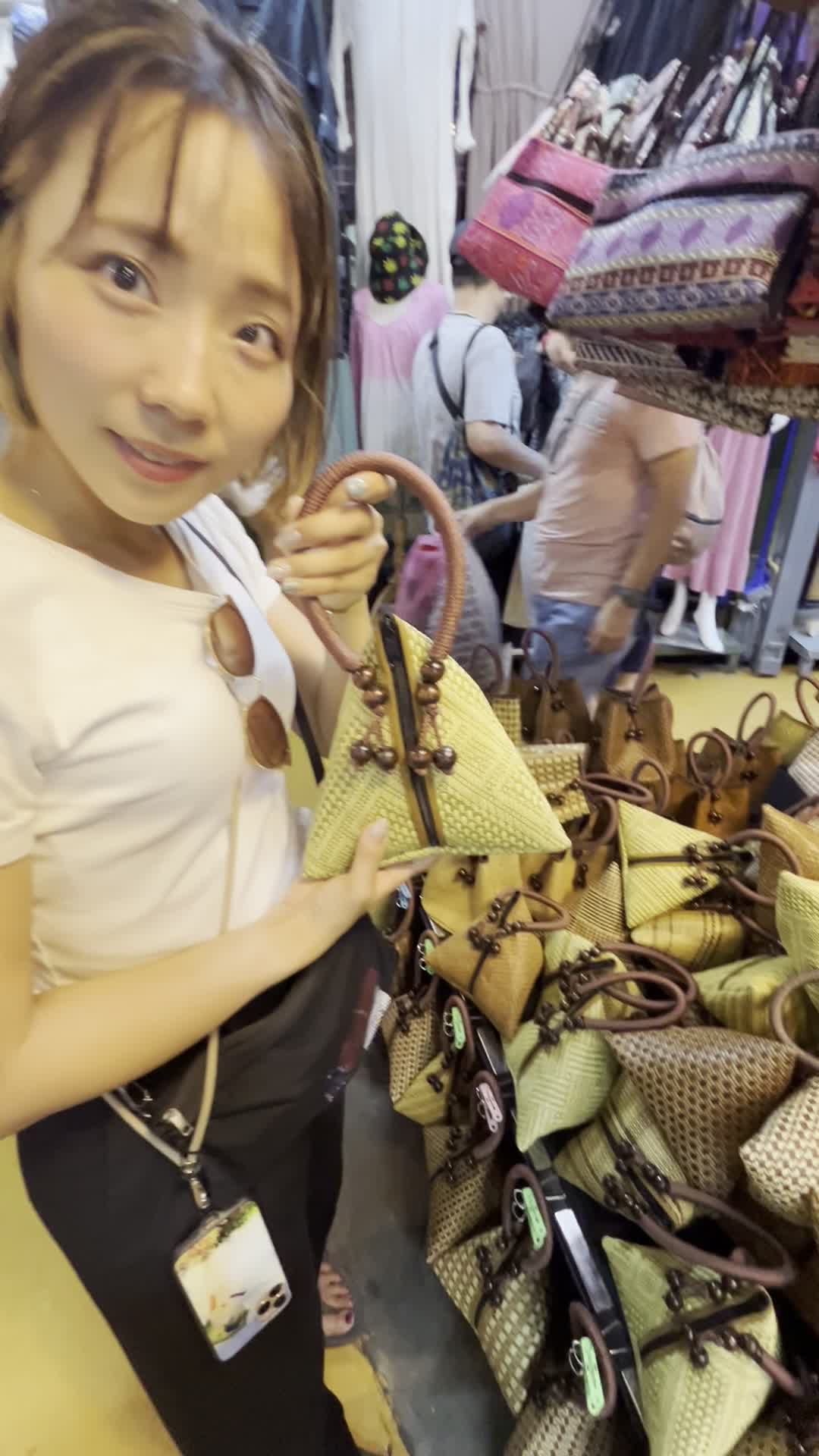 不思議な形のバッグ