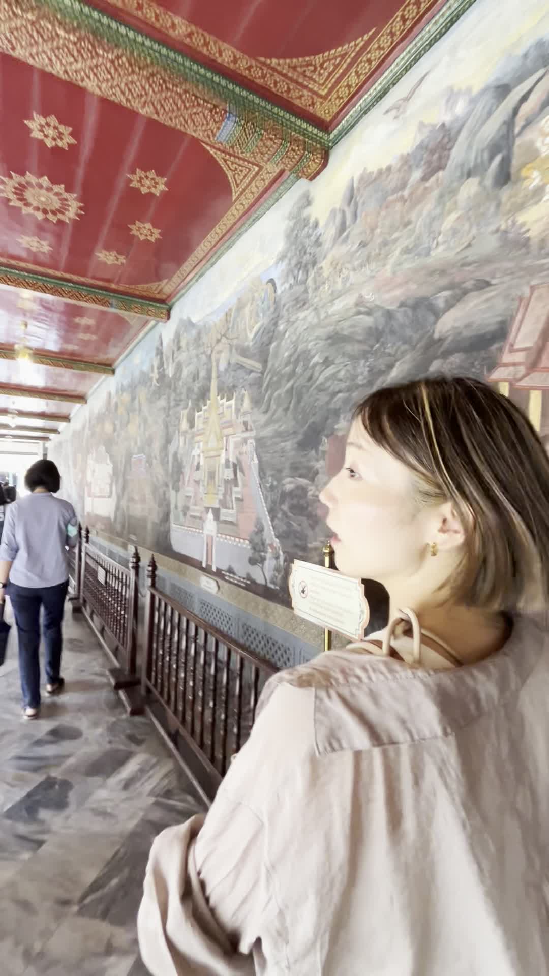 壁の絵に感心する様子