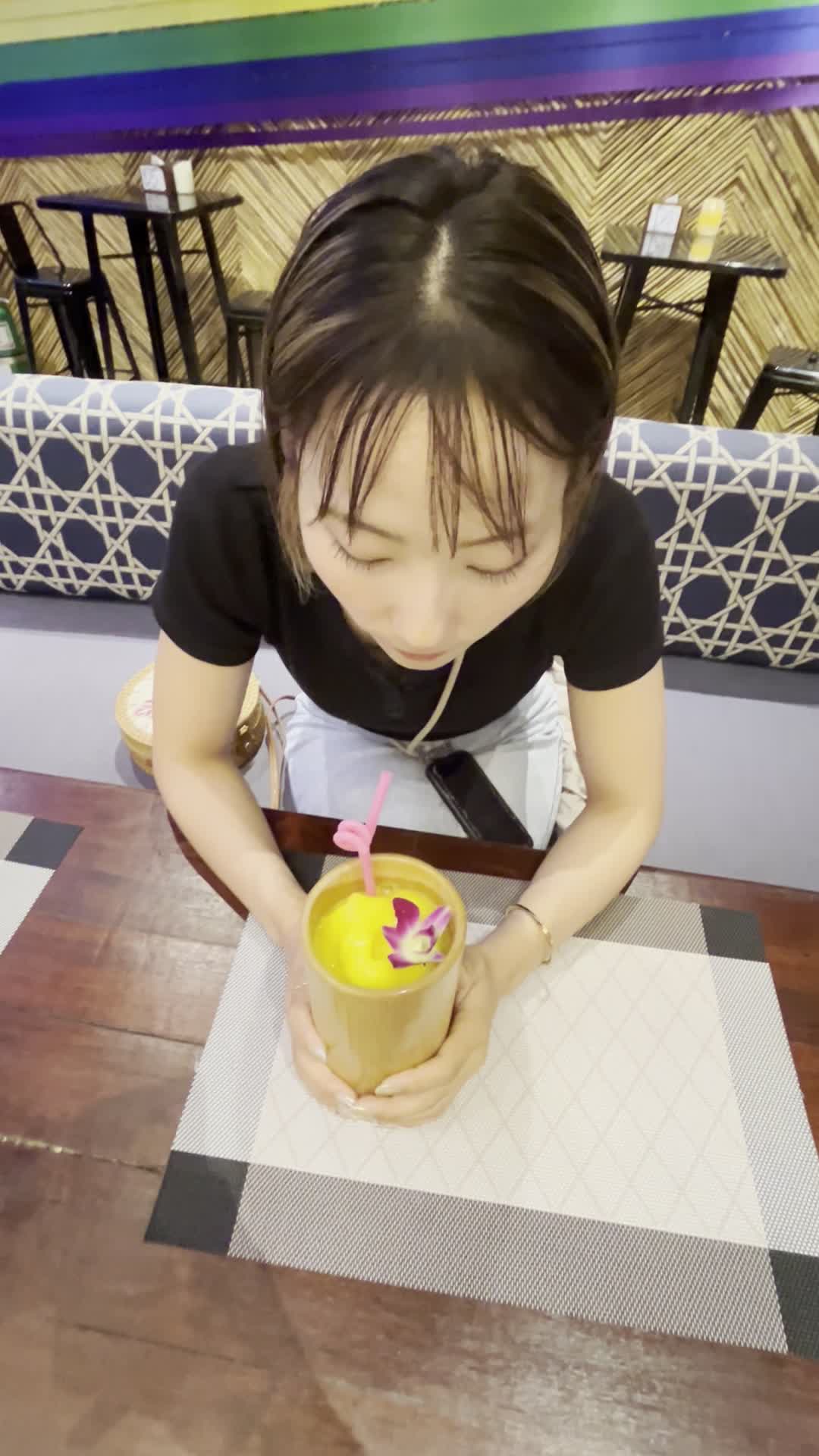 木の器の飲み物