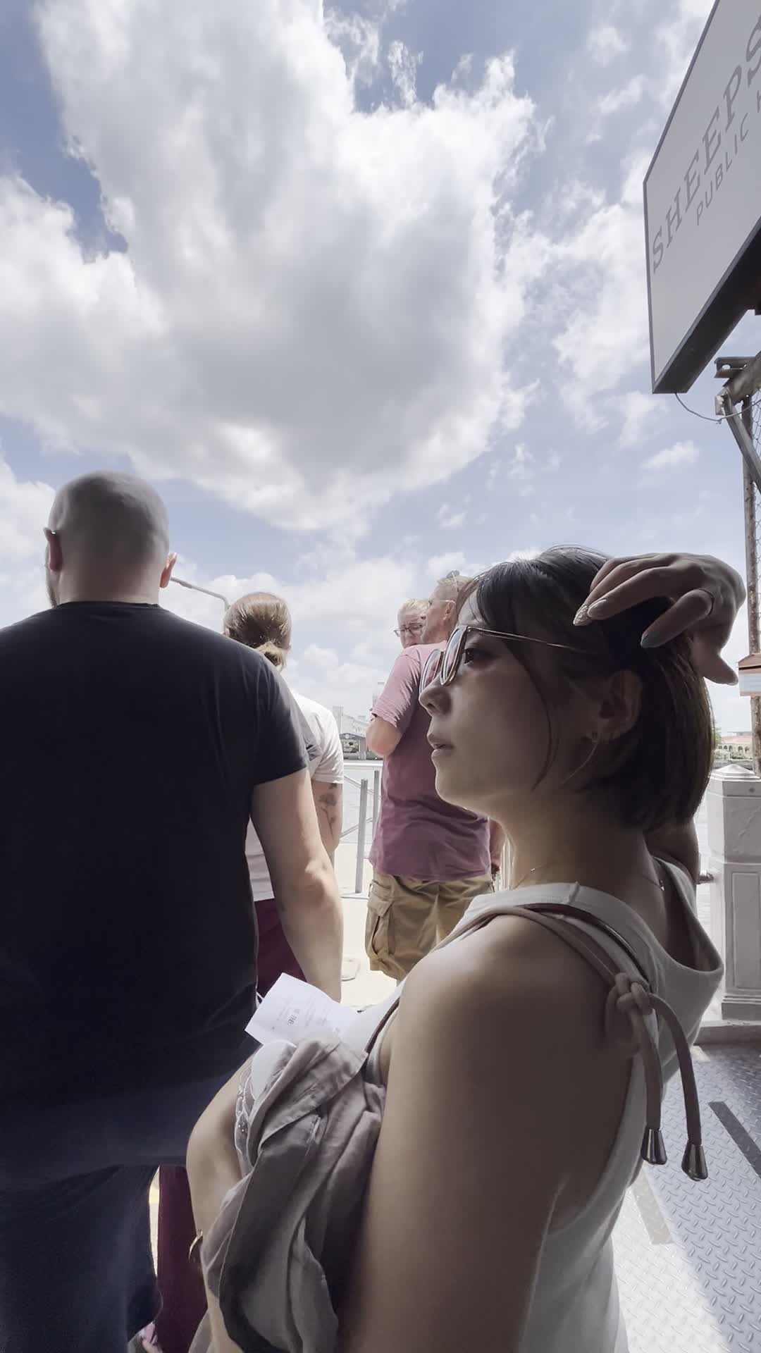 日陰で船を待つ様子