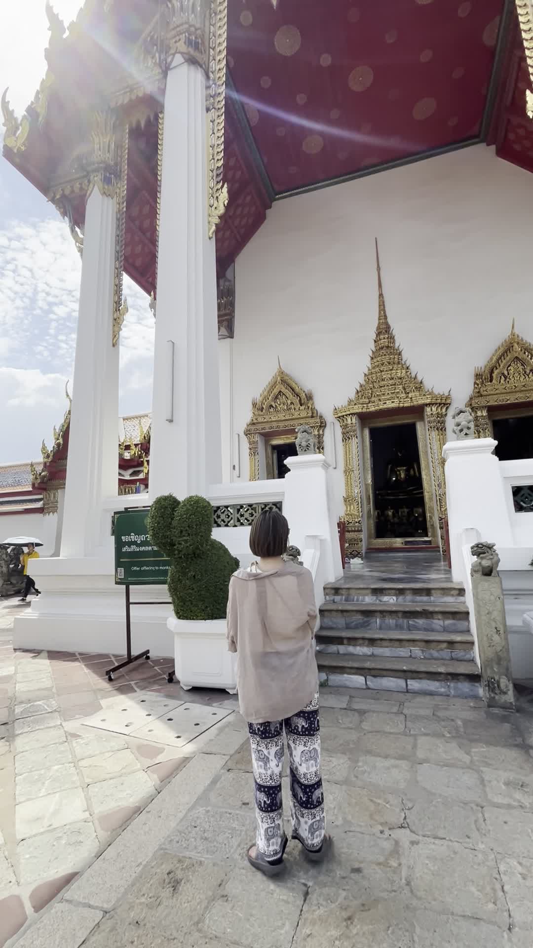 入口でたたずむ様子