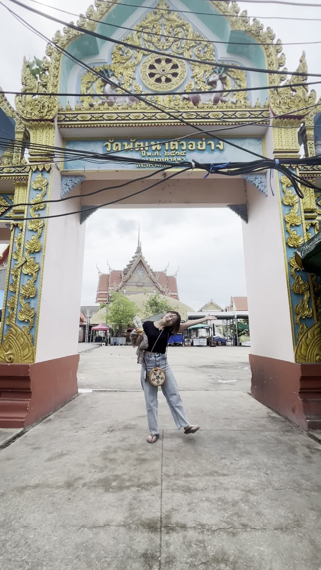 入口でポーズ！