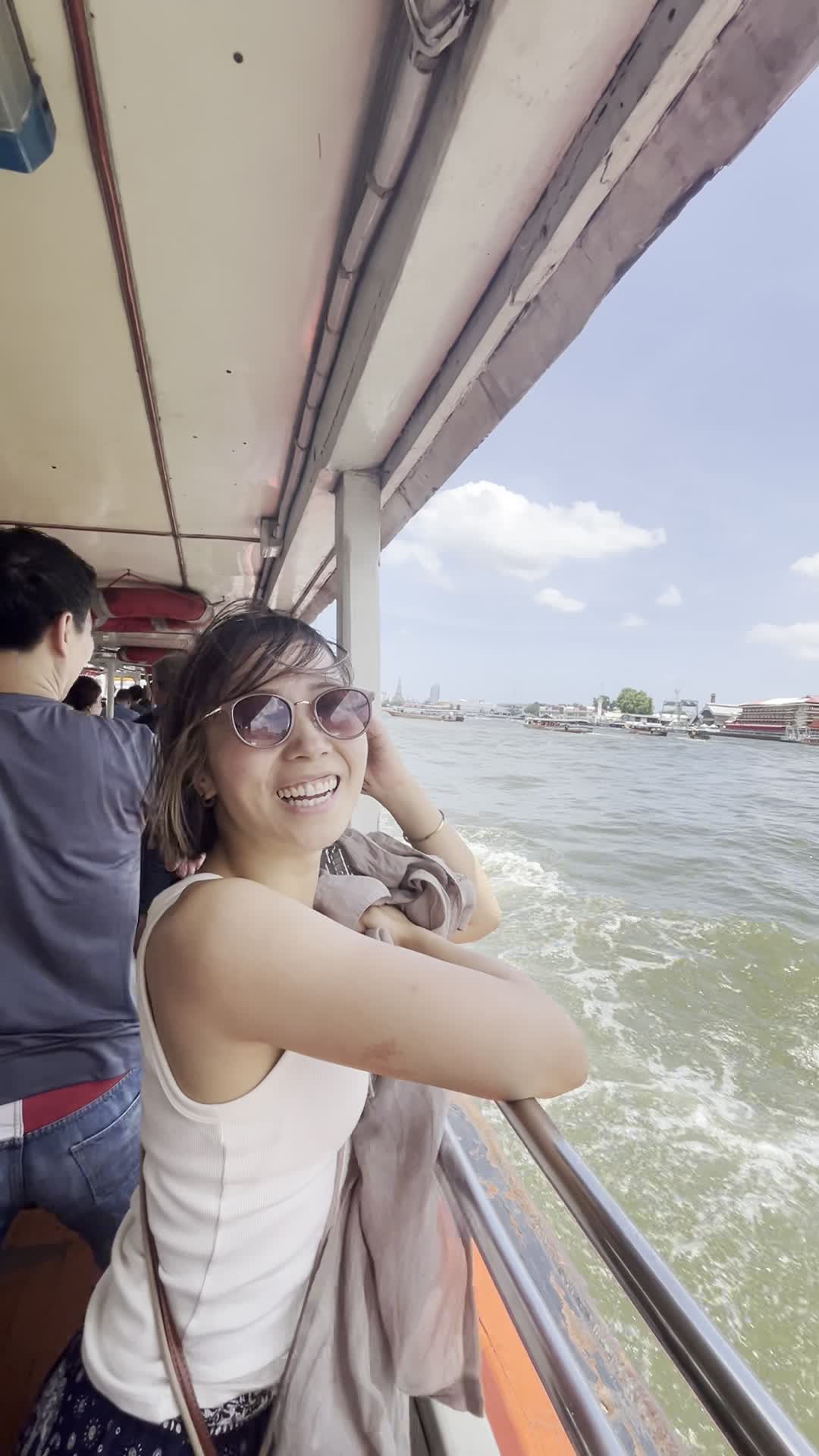 爆速で川を進む船