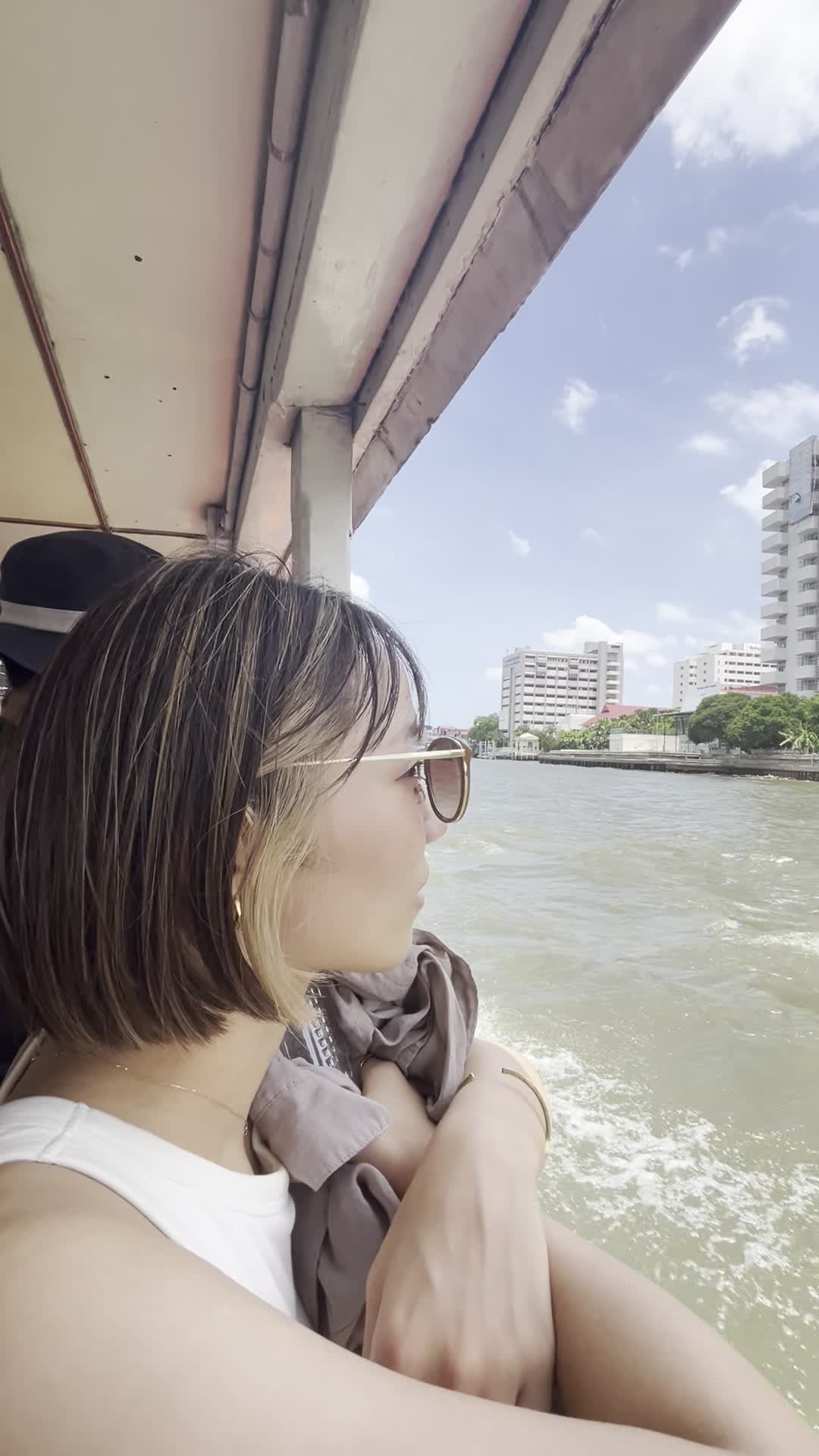 川岸は建物がいっぱい