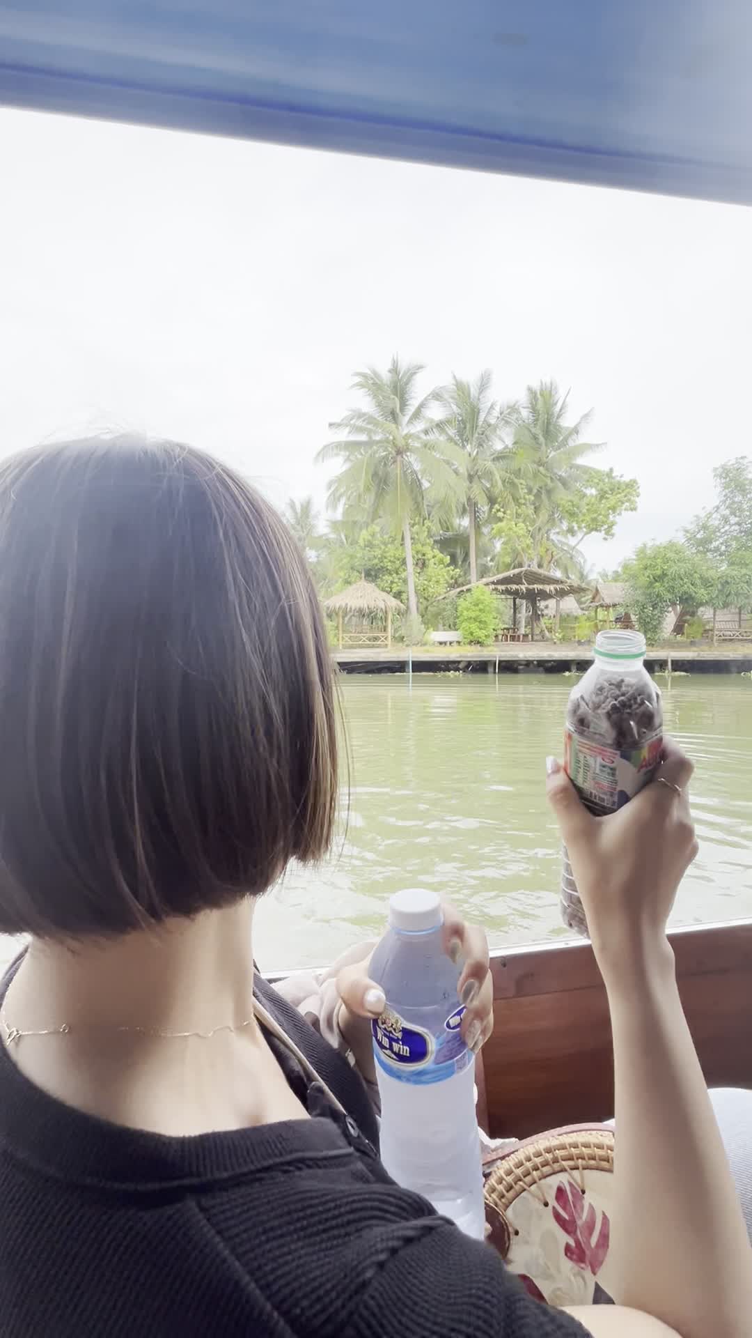 ボートから魚にエサやりをする様子