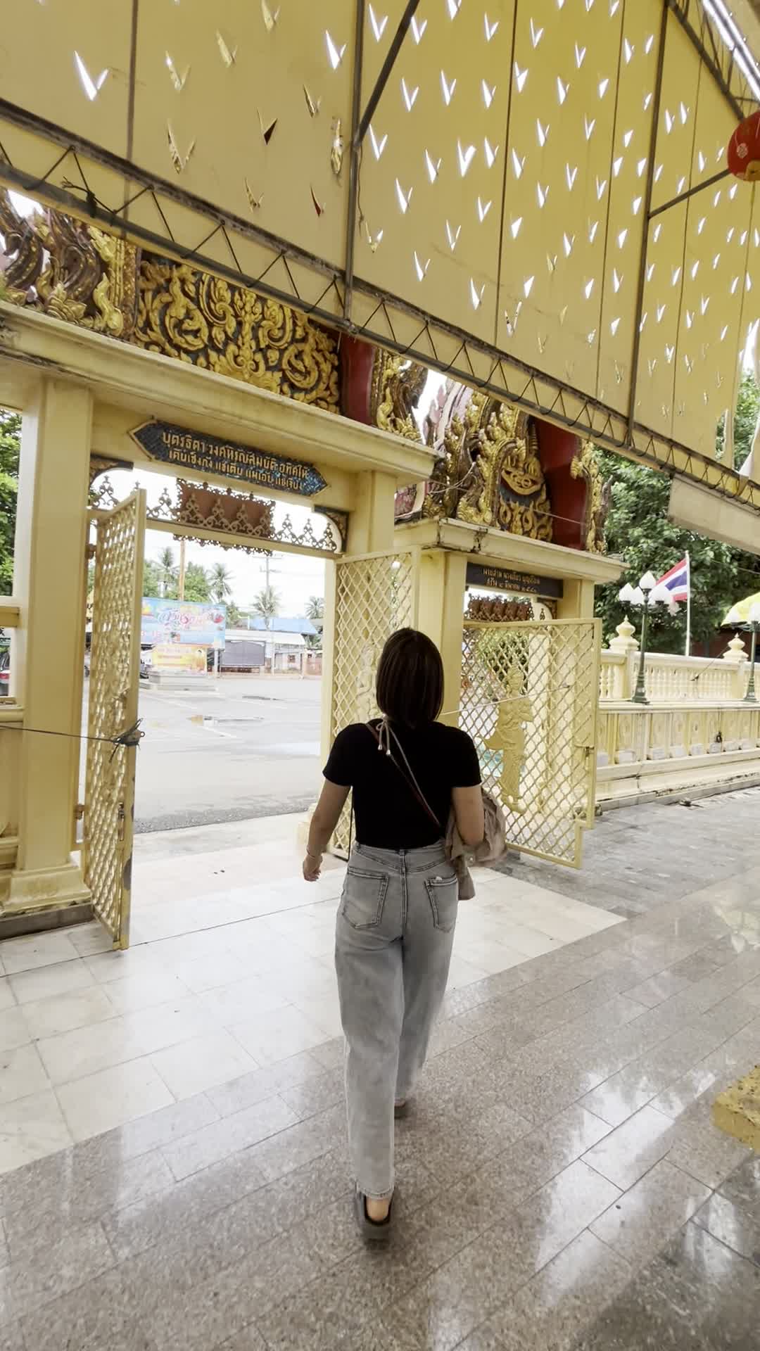 建物を後にする様子