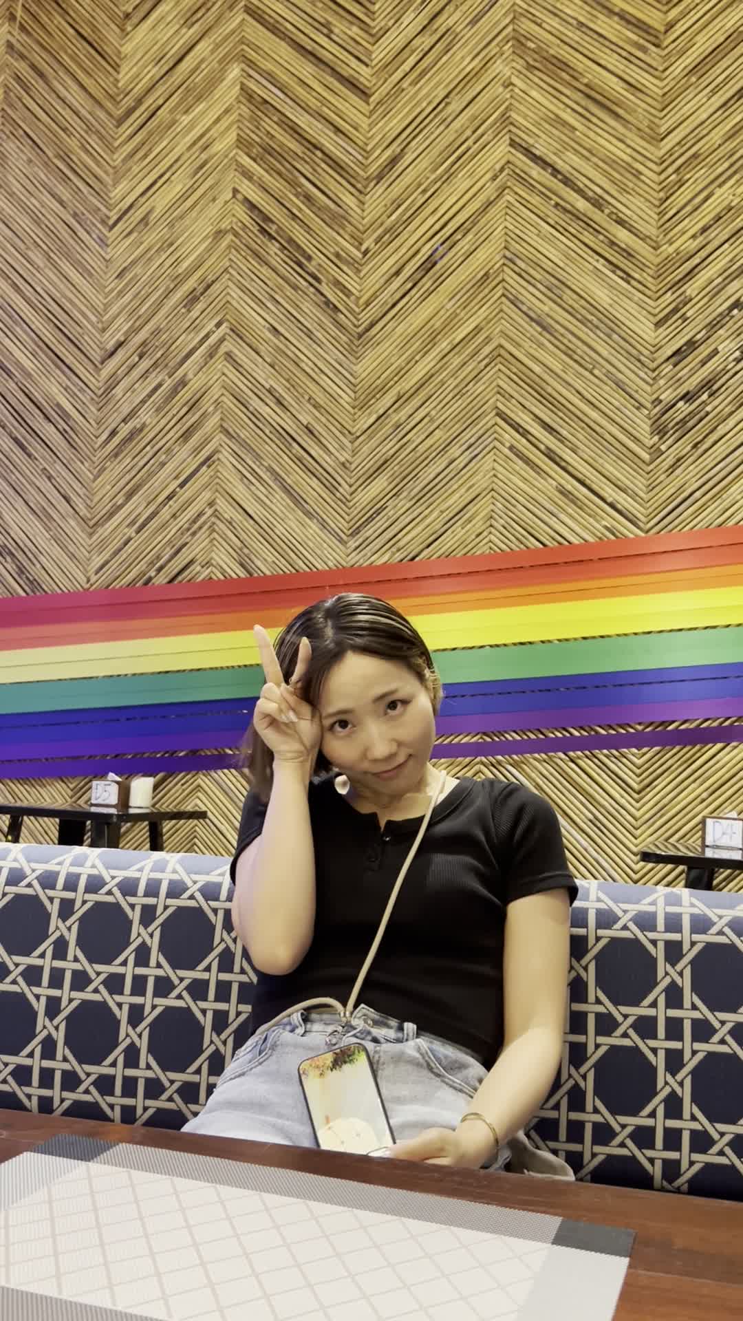 控えめに頭の横でピース