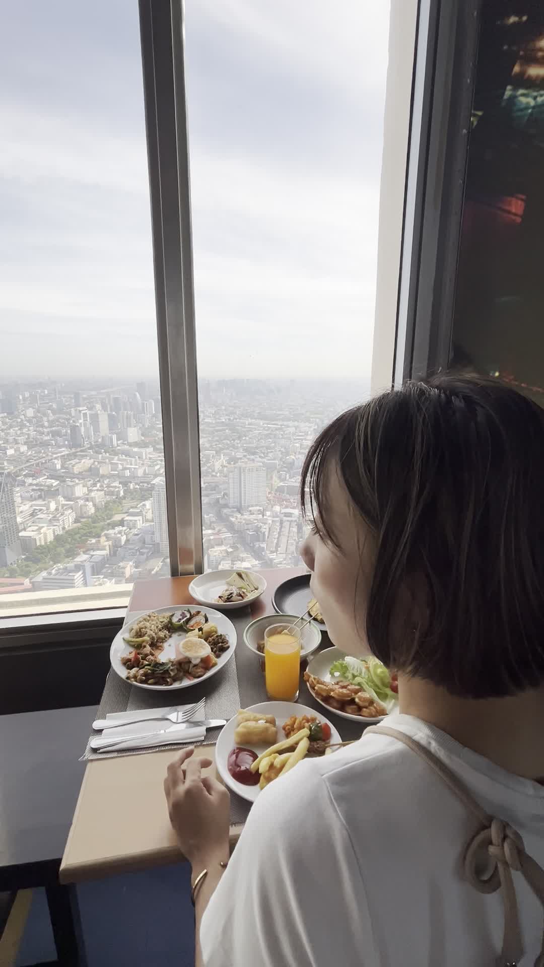 高層ビューを見ながらご飯