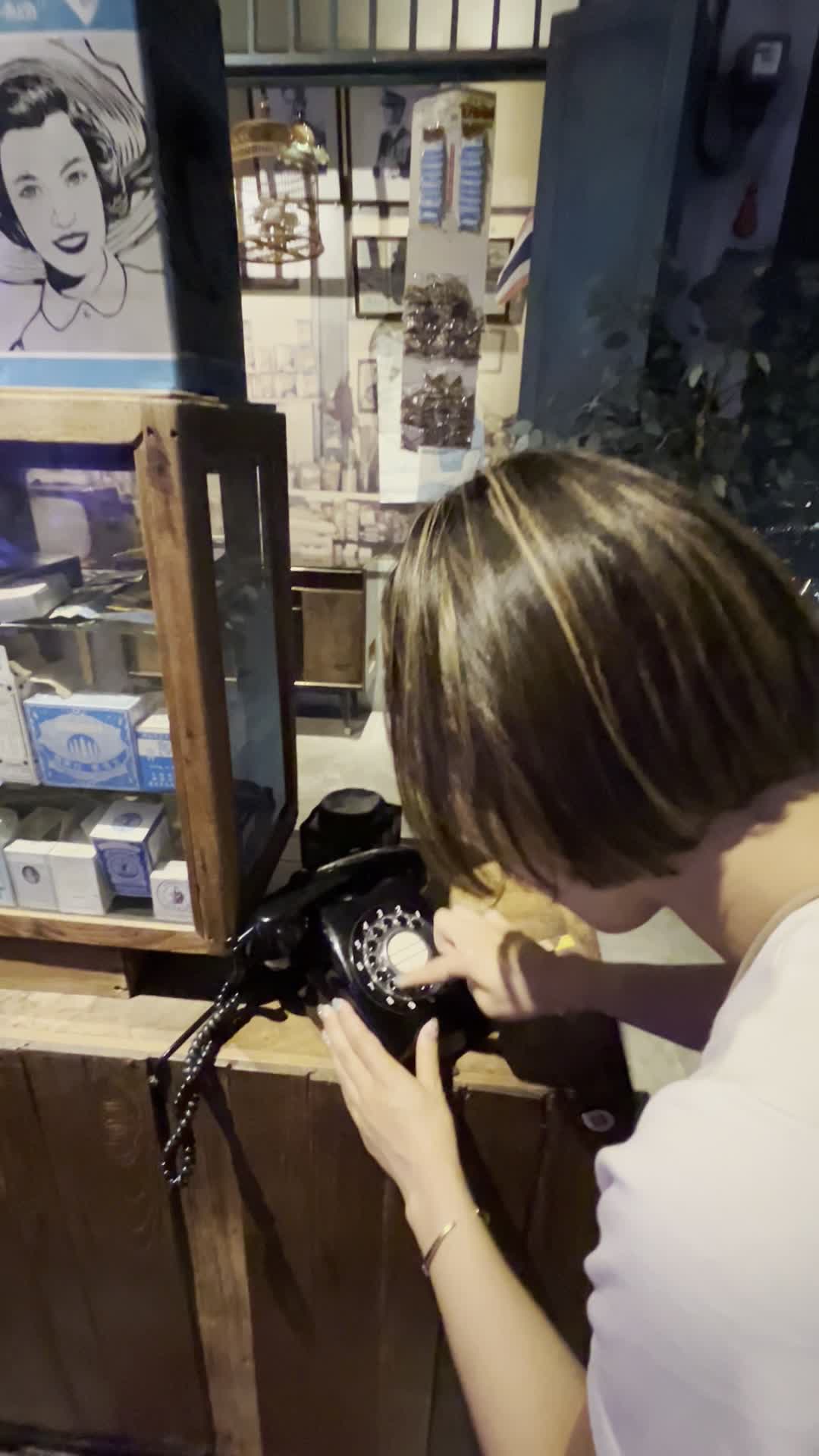 黒電話のダイヤルを回す様子