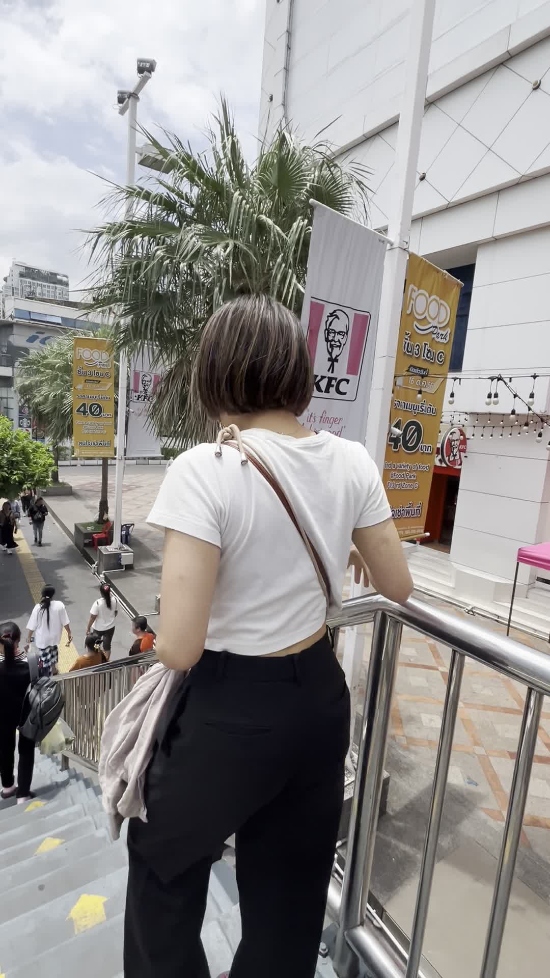 階段を下りる様子