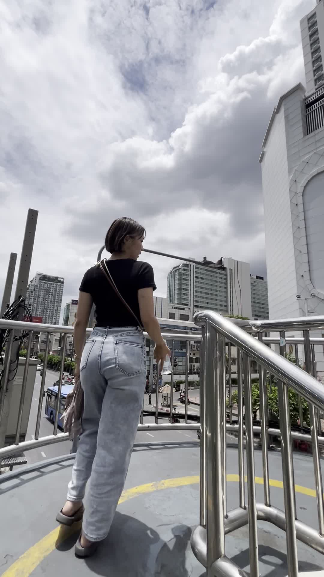 階段を上る様子