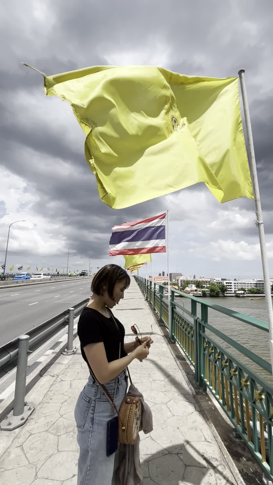 国旗の下でポーズ