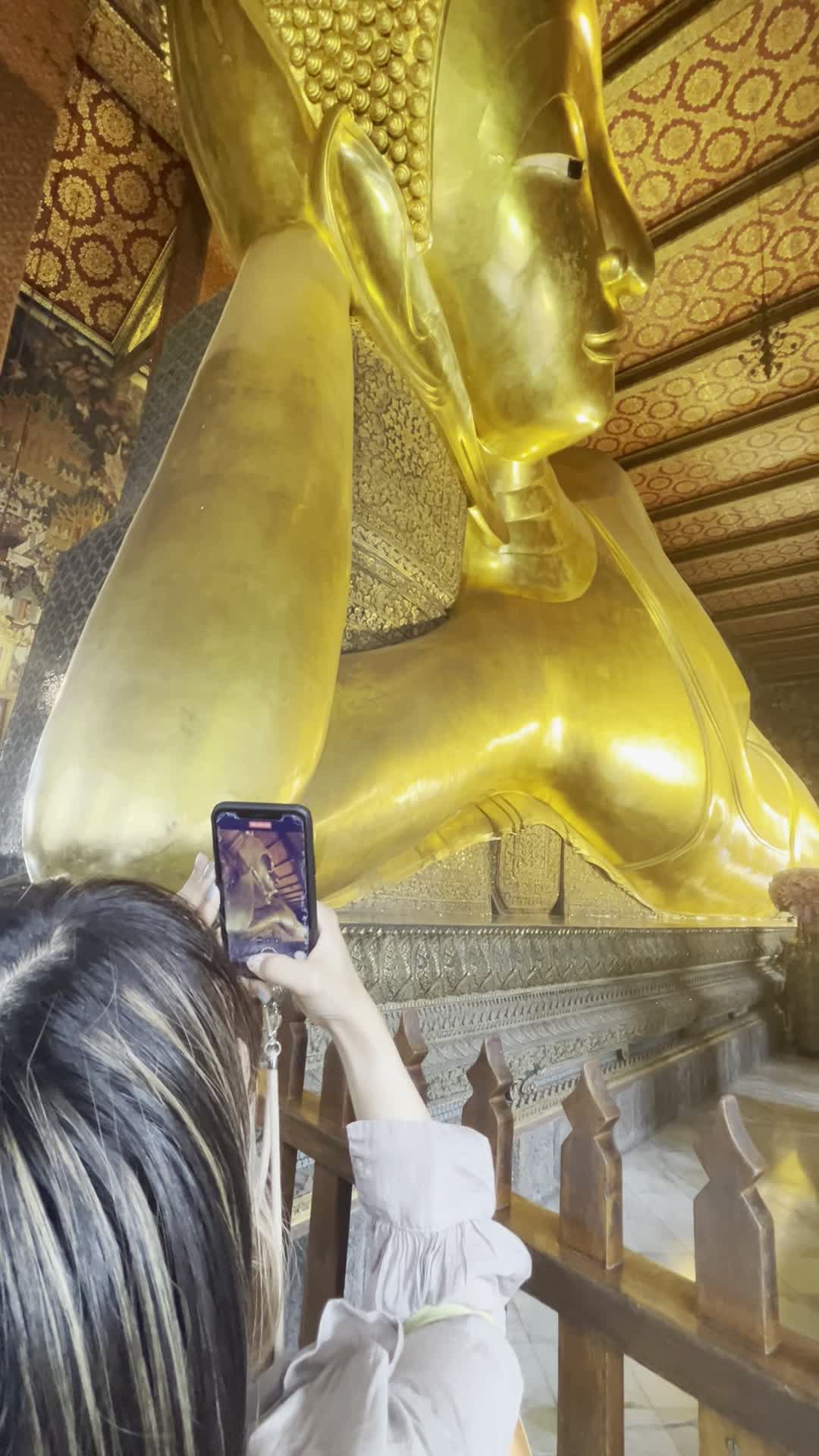 金ぴかの銅像様