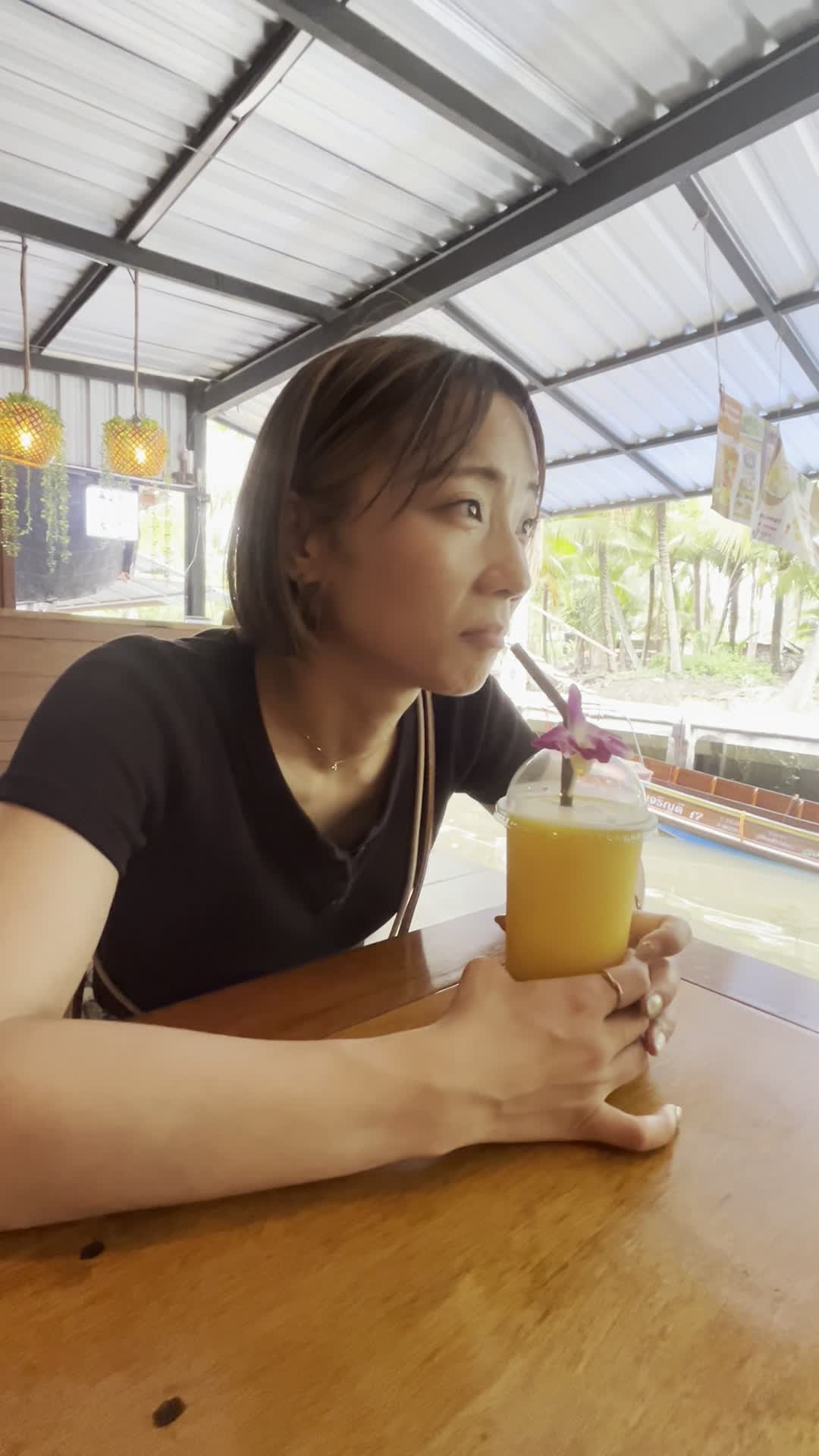 飲むタイミングを見計らう様子