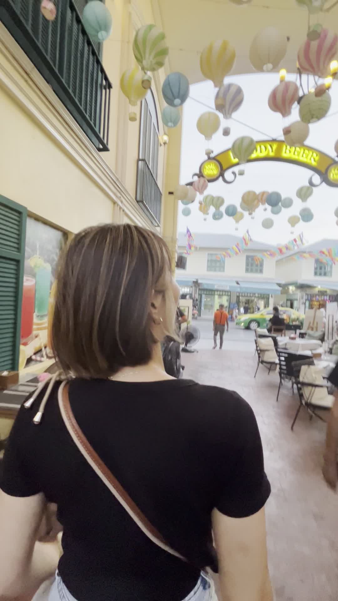 ミニ気球が頭上にいっぱい